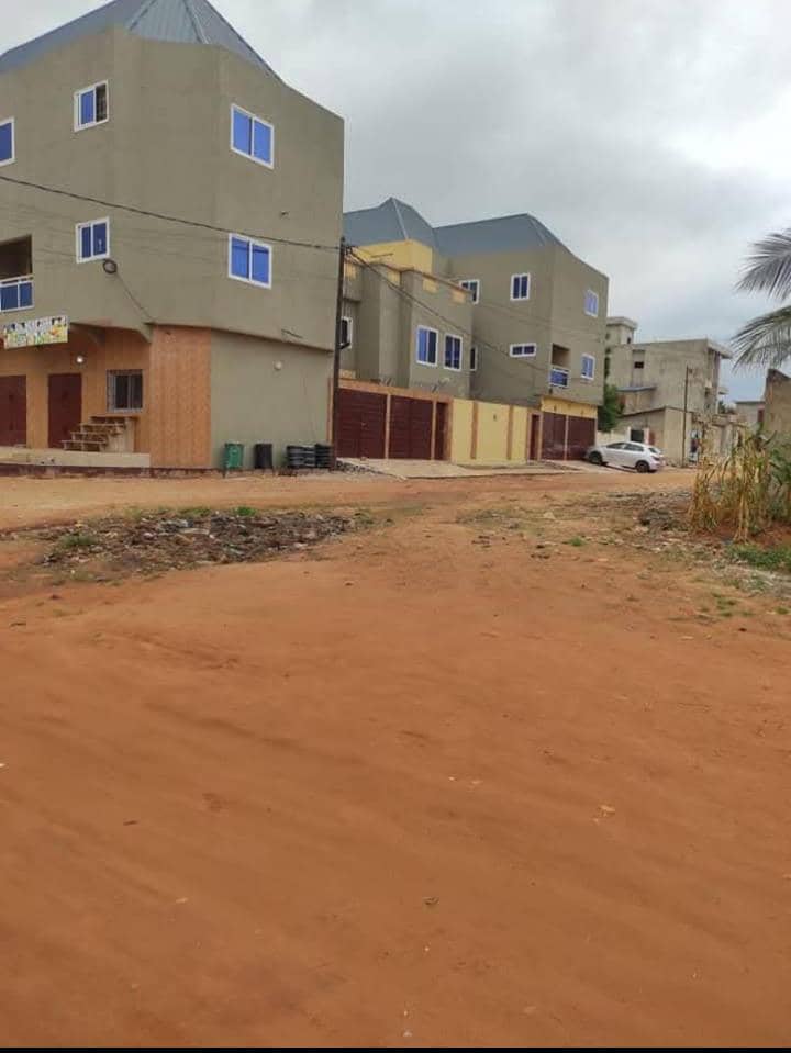 Terrain 1 lot en vente à Légbassito derrière l'église catholique de Madikpeto – 24 millions FCFA