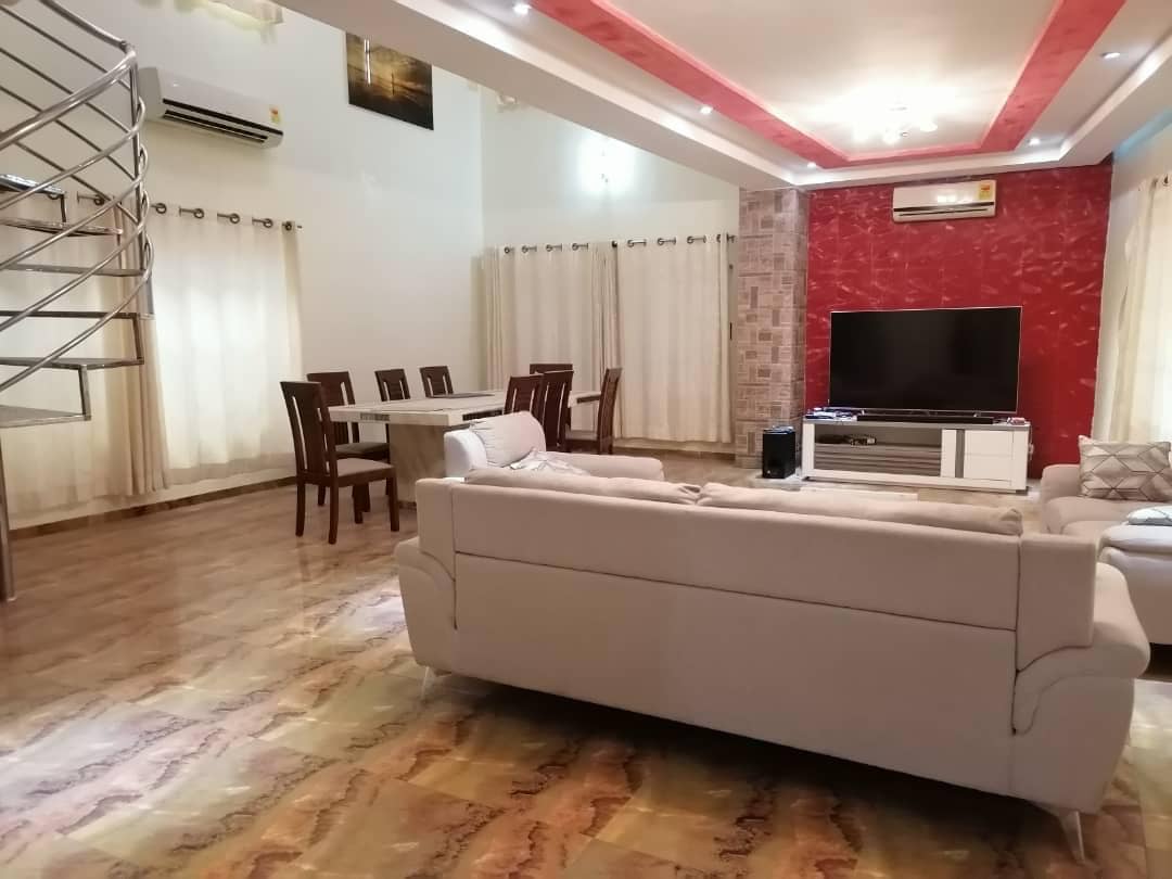Villa R+2 7 chambres avec piscine à vendre à Avedji – 250 millions FCFA