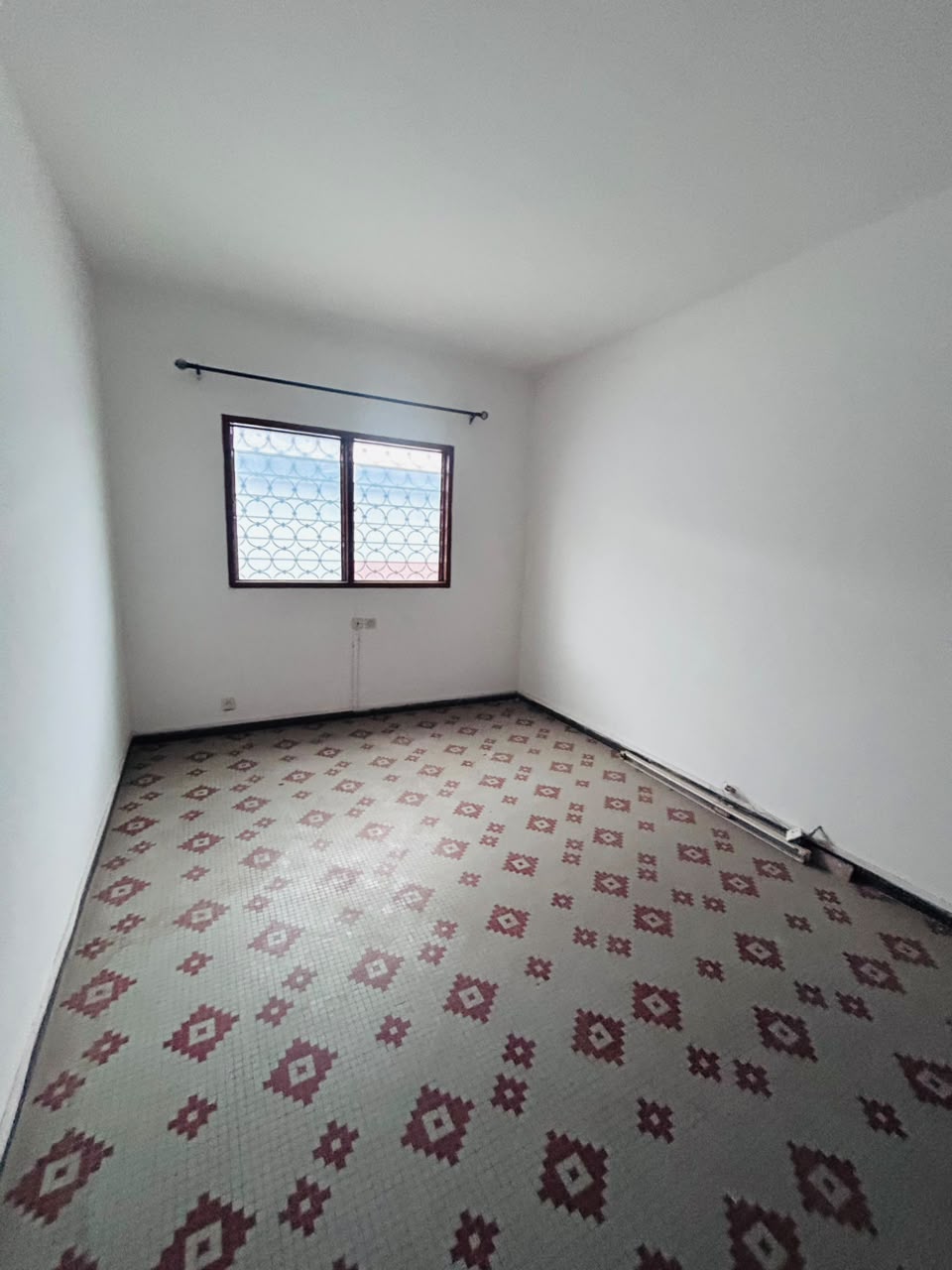 Villa 3 chambres à louer à Adewui Eamau – 300 000 FCFA