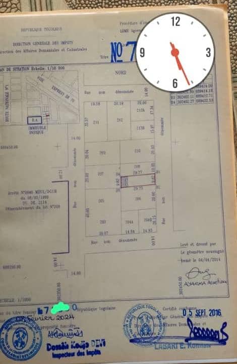 Demi-lot de 300 m² avec 1 chambre et salon en vente à Agoe Sorade – 25 millions FCFA