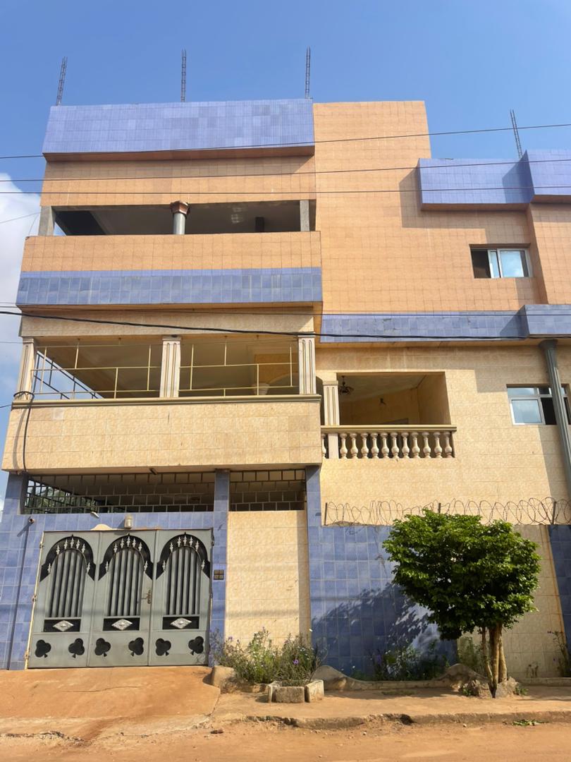 Immeuble de 6 chambres avec 2 salons à louer à Segbe Energuim à 400 m du goudron - 220 000 FCFA