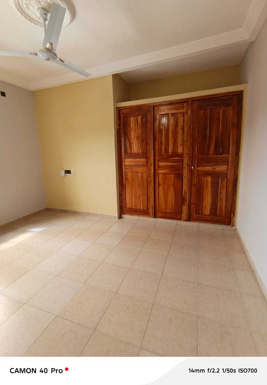 Cour unique 4 chambres à louer à Avédji Carrefour Y – 300000 FCFA