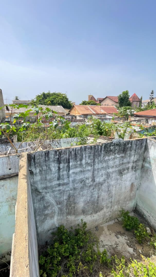 Terrain 1 lot en vente en bordure du goudron sur le Boulevard Circulaire du 13 Janvier – 300 millions FCFA