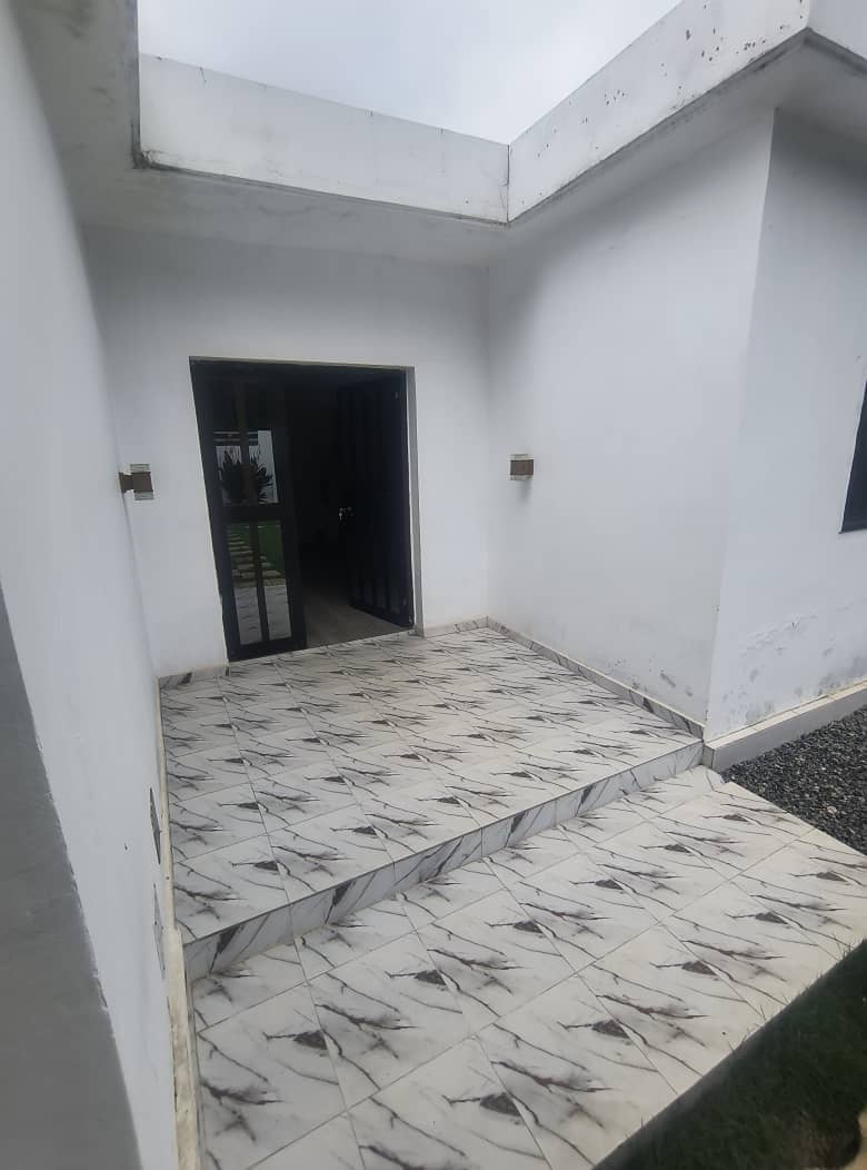 Villa cour unique 4 chambres en location à Tokoin Forever – 500 000 FCFA