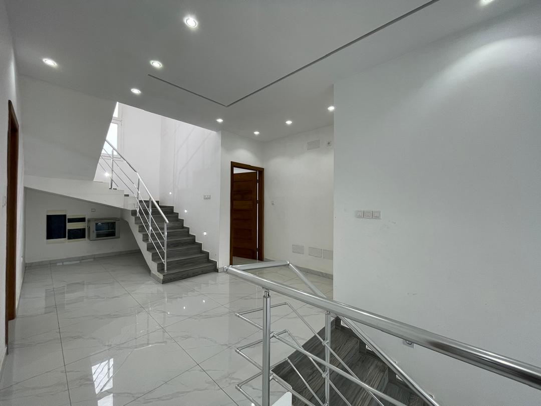 Villa duplex 5 chambres avec piscine à louer à Agbanlepedo proche goudron – 1.200.000 FCFA