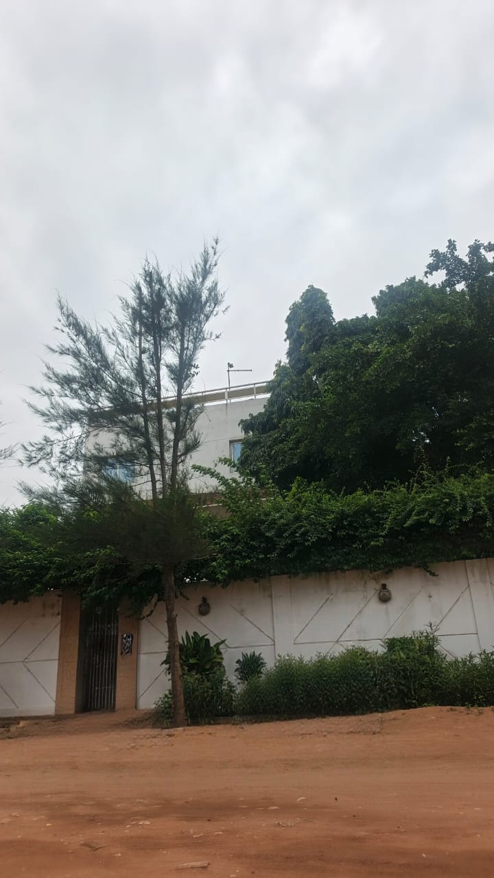 Villa duplex R+2 en vente à Attikoumé Champion à 300m du goudron – 150 millions FCFA