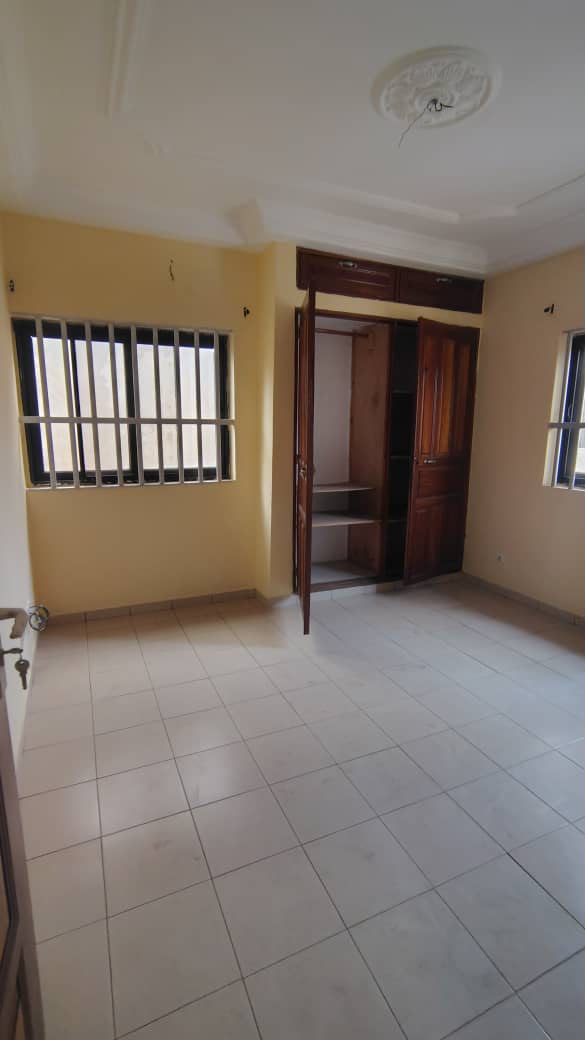 Appartement 3 chambres à louer à 50 m du goudron à Adidoadin – 150 000 FCFA