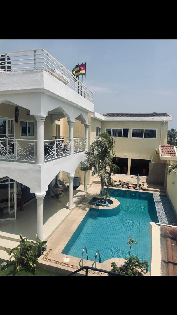 Appartement meublé 17 chambres de 600 m² en vente à Baguida Devego avec piscine – 500 millions FCFA