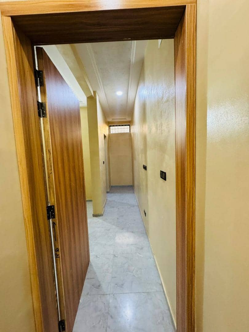 Villa duplex 3 chambres en location à Aéroport proche du goudron – 500.000 FCFA