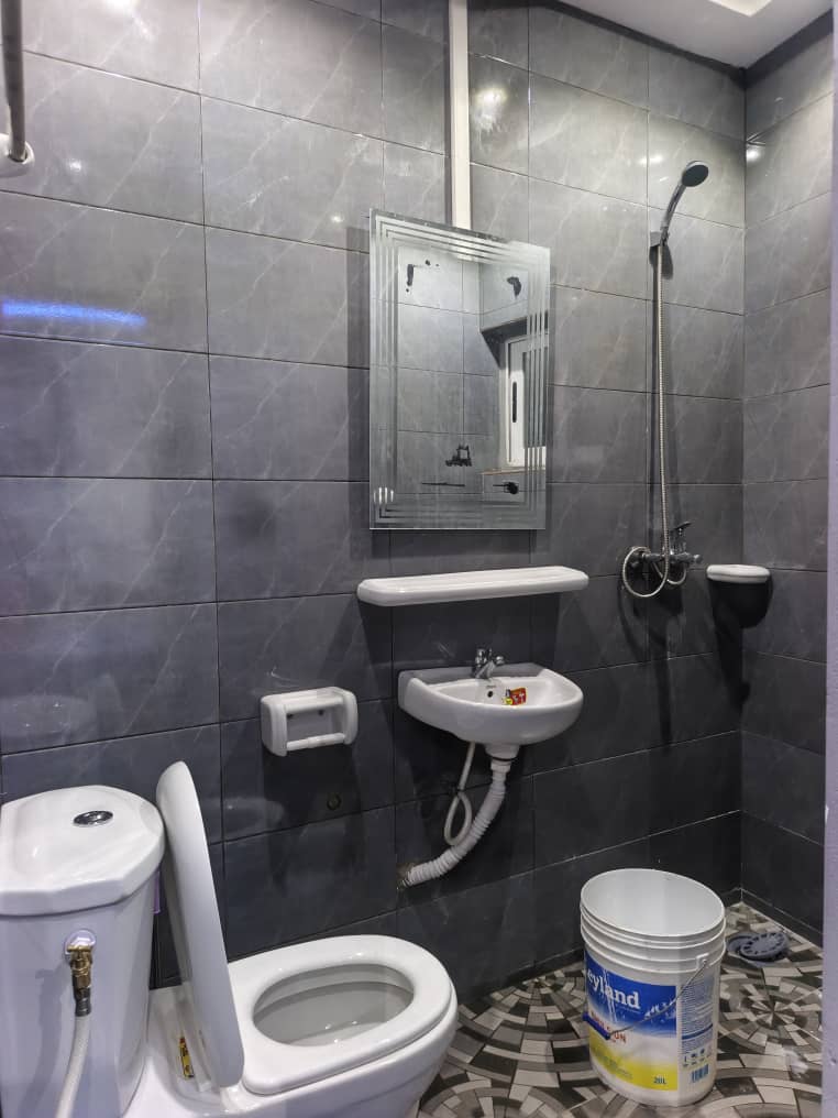 Studio meublé à louer en bord du goudron à Agodeka – 120 000 FCFA