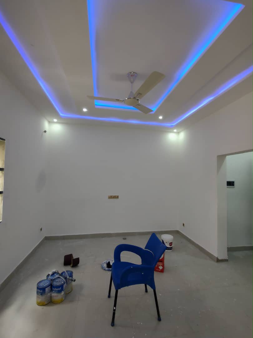 Appartement 2 chambres salon en location à Attikoumé proche du goudron – 150000 FCFA