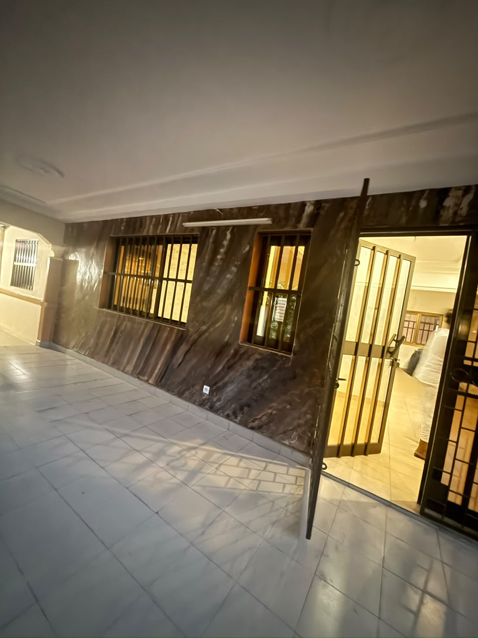 Villa 4 chambres à louer à Nyekonakpoè, proche du goudron – 300 000 FCFA