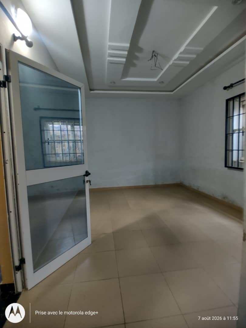 Cour unique de 3 chambres à louer à Yokoè – 100 000 FCFA/mois