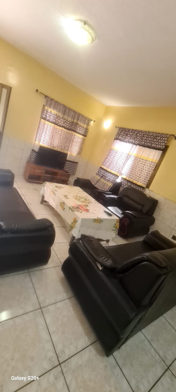 Appartement 2 chambres à louer proche du goudron à Totsi – 100 000 FCFA