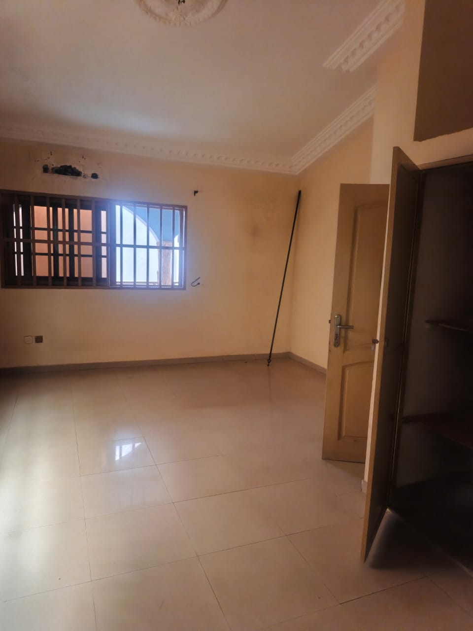 Appartement duplex 2 chambres en location à LEO 2000, à 100m du goudron – 150 000 FCFA