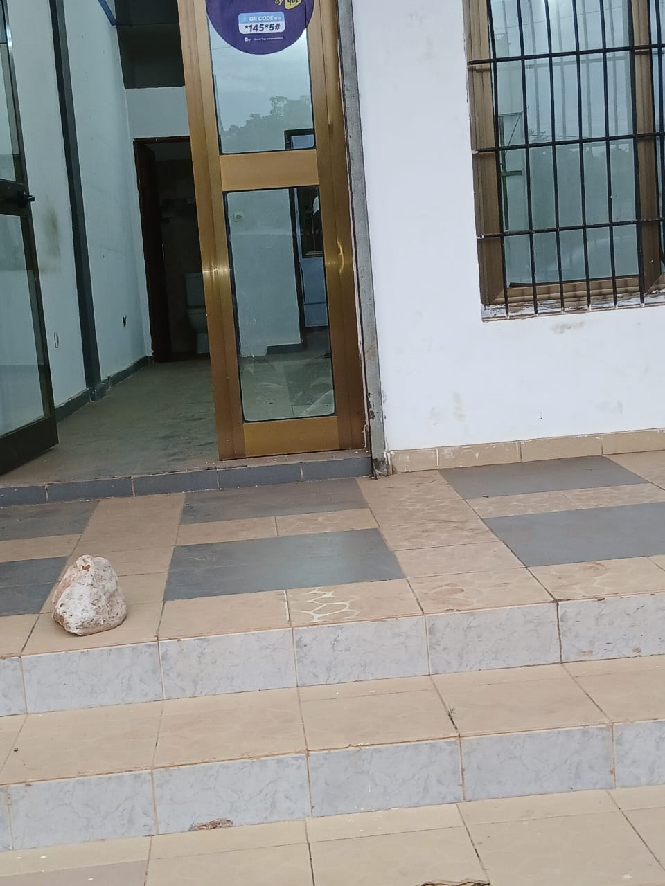 Boutique avec bureau sanitaire en baies vitrées en location au bord du goudron d'Agbalepedo – 120000 FCFA/mois