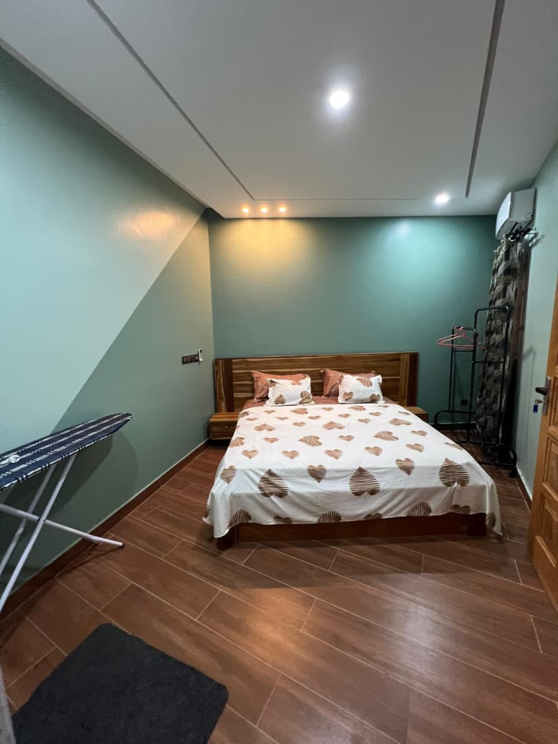 Cour meublée 1 chambre salon en location à Avedji leo 2000 – 360 000 FCFA/mois