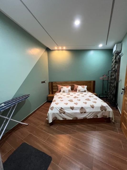 Cour meublée 1 chambre salon en location à Avedji leo 2000 – 360 000 FCFA/mois